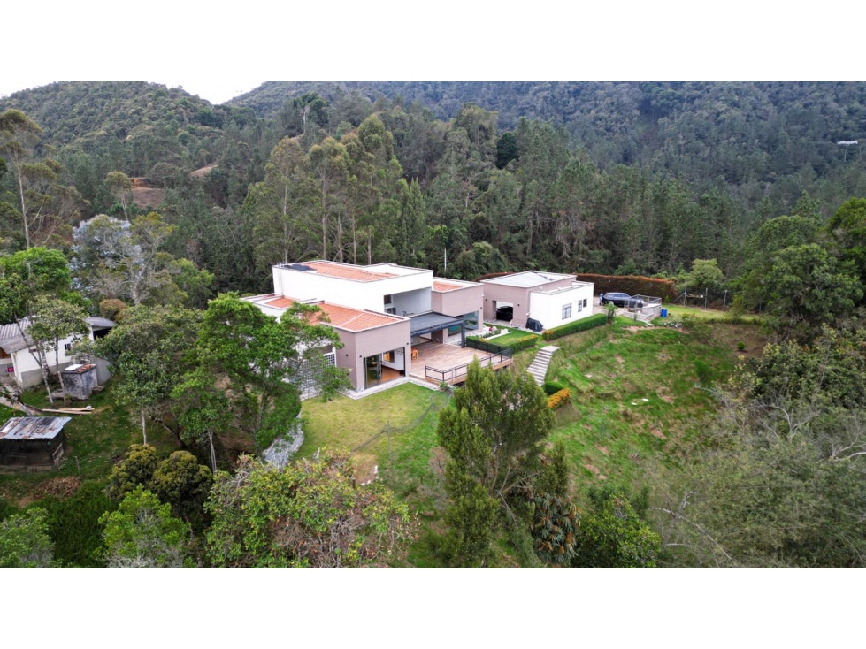 HERMOSA CASA CAMPESTRE EN EL ALTO DEL ESCOBERO