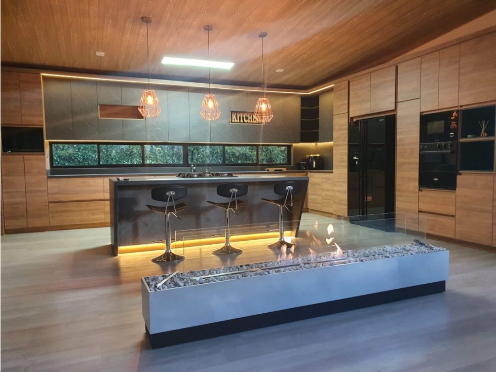 LUJOSA CASA CAMPESTRE EN LLANOGRANDE CON LAGO PRIVADO — foto 2