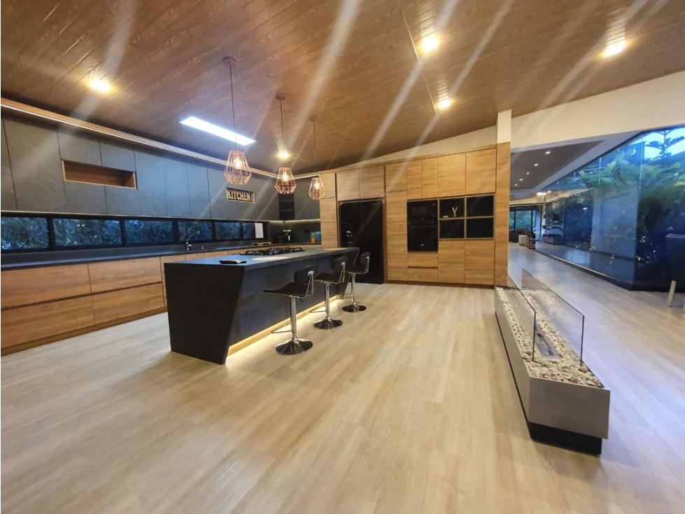 LUJOSA CASA CAMPESTRE EN LLANOGRANDE CON LAGO PRIVADO — foto 4