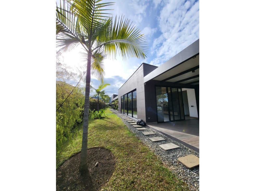 LUJOSA CASA CAMPESTRE EN LLANOGRANDE CON LAGO PRIVADO — foto 5