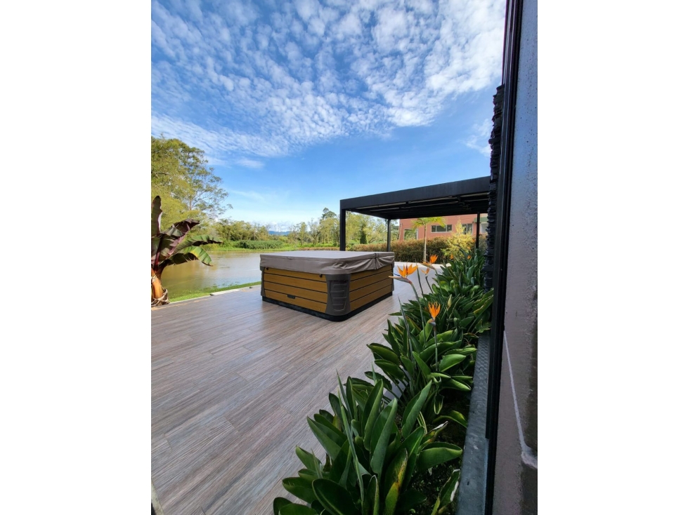 LUJOSA CASA CAMPESTRE EN LLANOGRANDE CON LAGO PRIVADO — foto 6