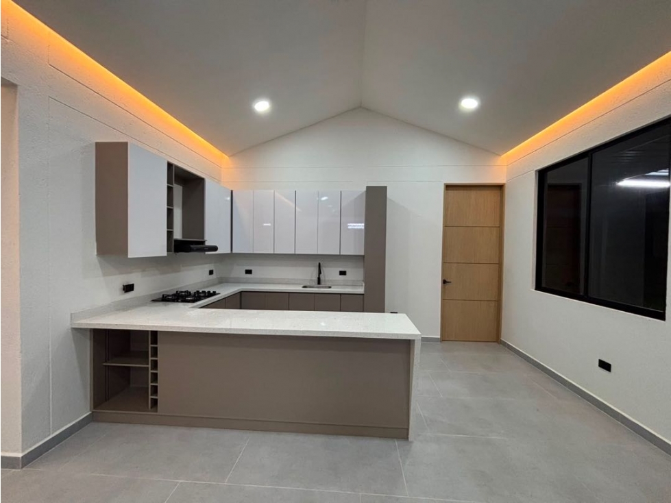 HERMOSA CASA CAMPESTRE EN RIONEGRO PARA ESTRENAR PREMIADA TRANQUILIDAD - 1