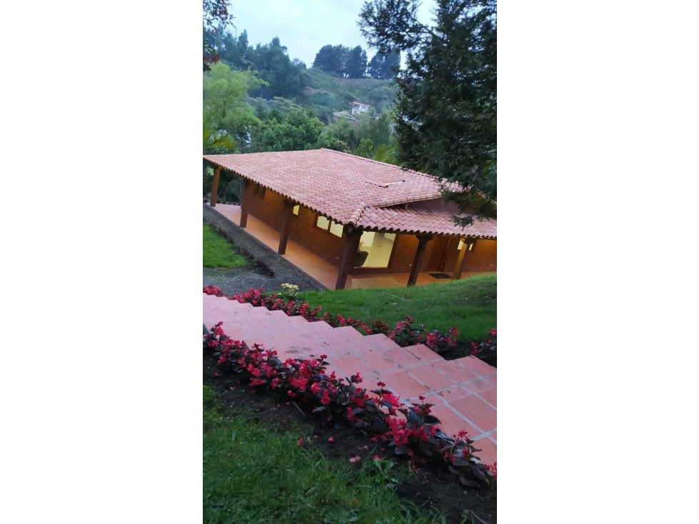 Hermosa casa campestre guarne chaparral cerca a todo zona plana