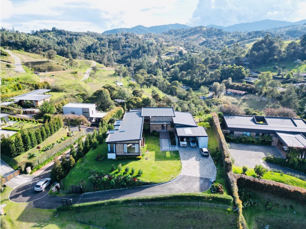 Hermosa casa campestre para la venta en unidad cerrada en el retiro
