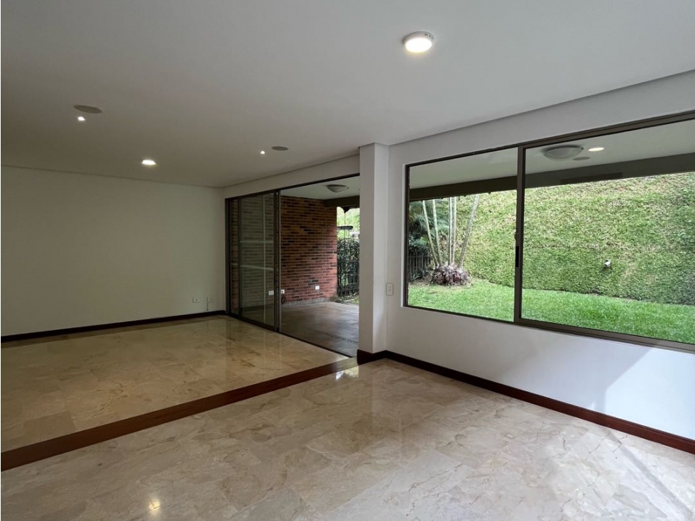 Hermosa casa cerca al tesoro en unidad cerrada — foto 2