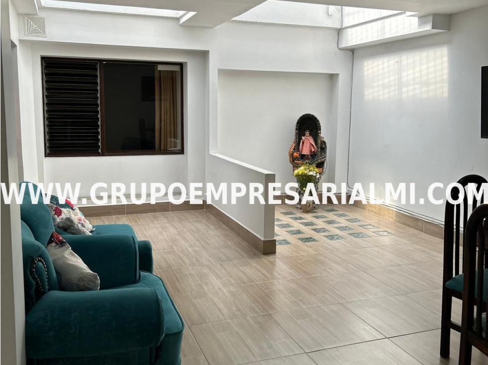 HERMOSA CASA COMERCIAL EN ARRIENDO - SECTOR SIMÓN BOLÍVAR COD: 33568 - 1