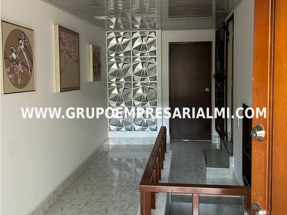 HERMOSA CASA COMERCIAL EN ARRIENDO - SECTOR SIMÓN BOLÍVAR COD: 33568 - 6
