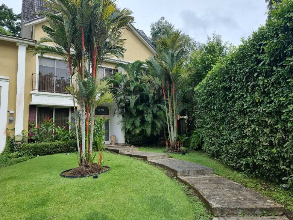 HERMOSA CASA - IDEAL PARA INVERSIÓN- RENTA GARANTIZADA