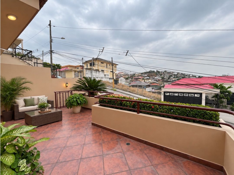 Hermosa casa con amplio patio - Ceibos Norte