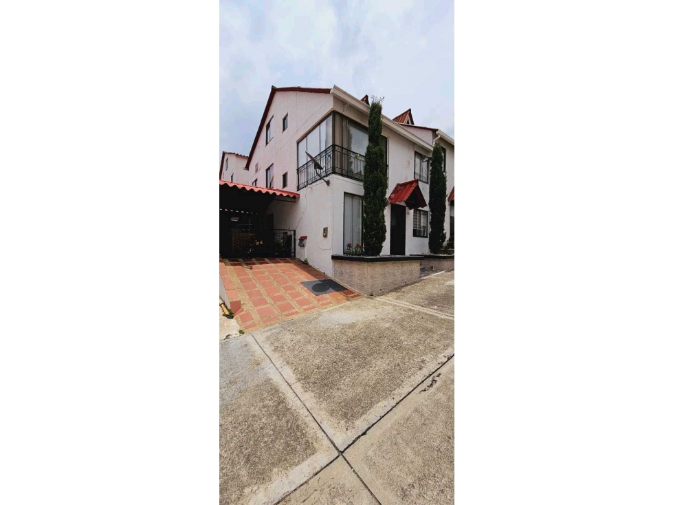 Hermosa Casa de 3 niveles en conjunto cerrado en Pereira
