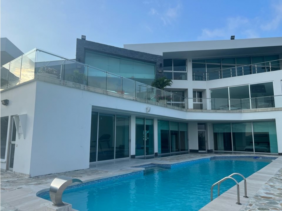 HERMOSA CASA DE TRES NIVELES EN CAUJARAL DE 700m2