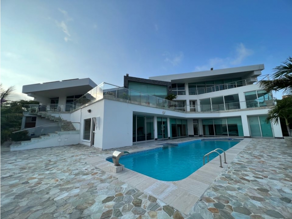 HERMOSA CASA DE TRES NIVELES EN CAUJARAL DE 700m2 — foto 2