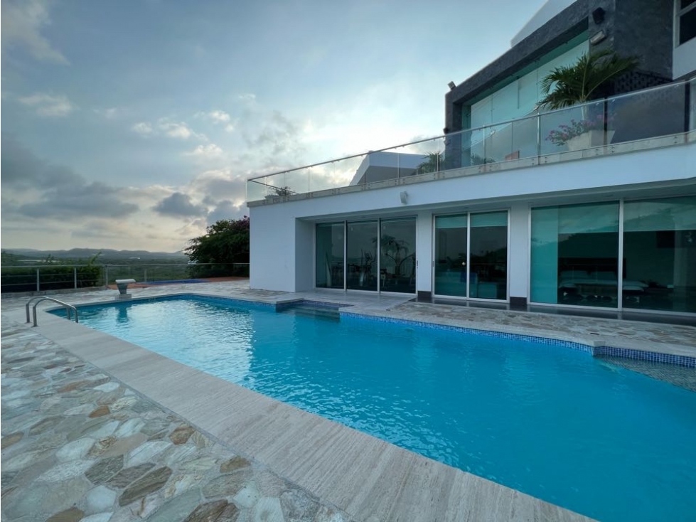 HERMOSA CASA DE TRES NIVELES EN CAUJARAL DE 700m2 — foto 3