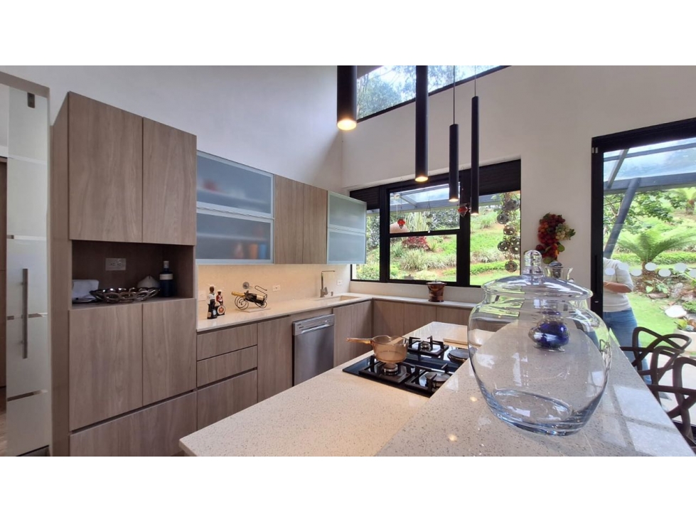 HERMOSA CASA DE UN SOLO NIVEL EN ENVIGADO SECTOR ESCOBERO PARTE BAJA — foto 2