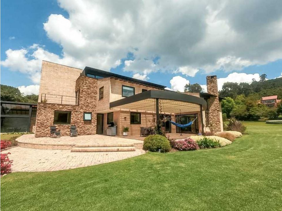 CASA EN CHIA SINDAMANOY, MODERNA CON DISEÑO ÚNICO