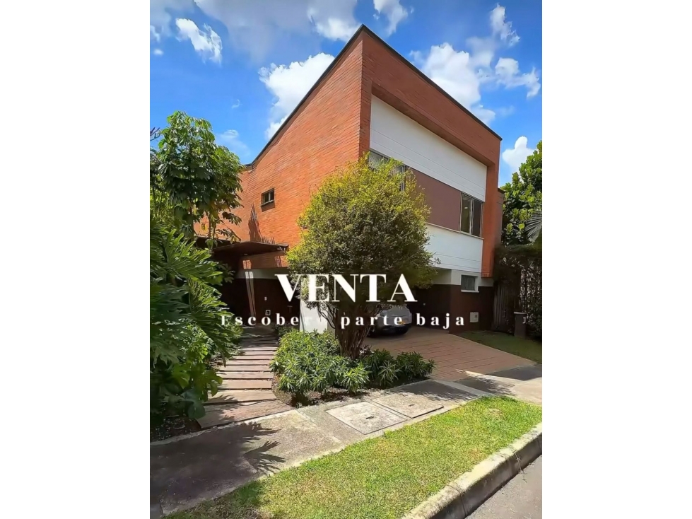 HERMOSA CASA EN ENVIGADO CON AMPLIA ZONA VERDE. NO ADOSADAS