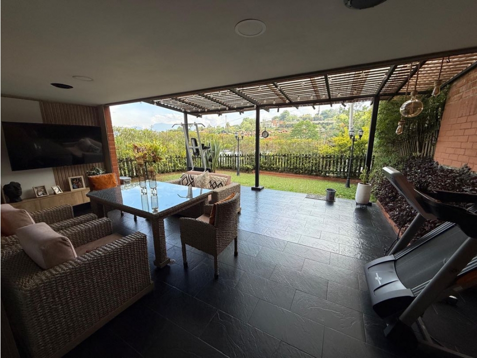 HERMOSA CASA EN ENVIGADO JARDIN INTERNO UNIDAD COMPLETA