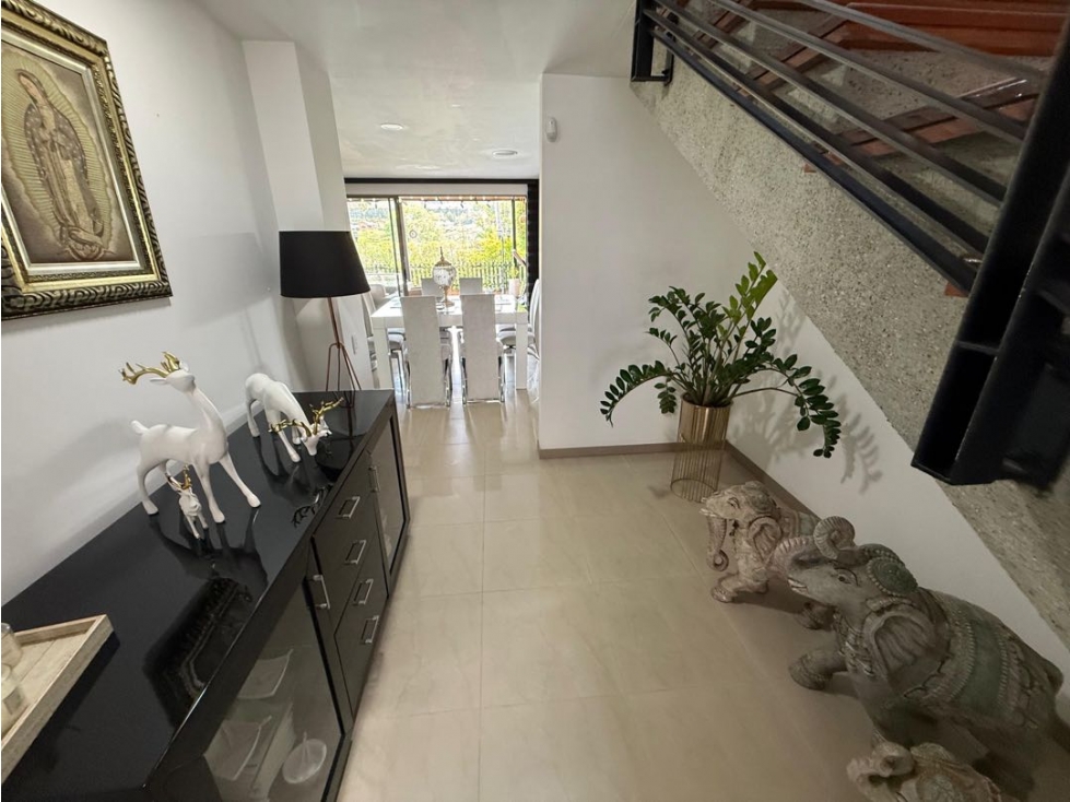 HERMOSA CASA EN ENVIGADO JARDIN INTERNO UNIDAD COMPLETA — foto 5