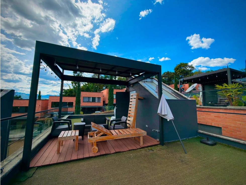 HERMOSA CASA EN ENVIGADO. LOMA DEL ATRAVESADO. SECTOR MUY TRANQUILO.