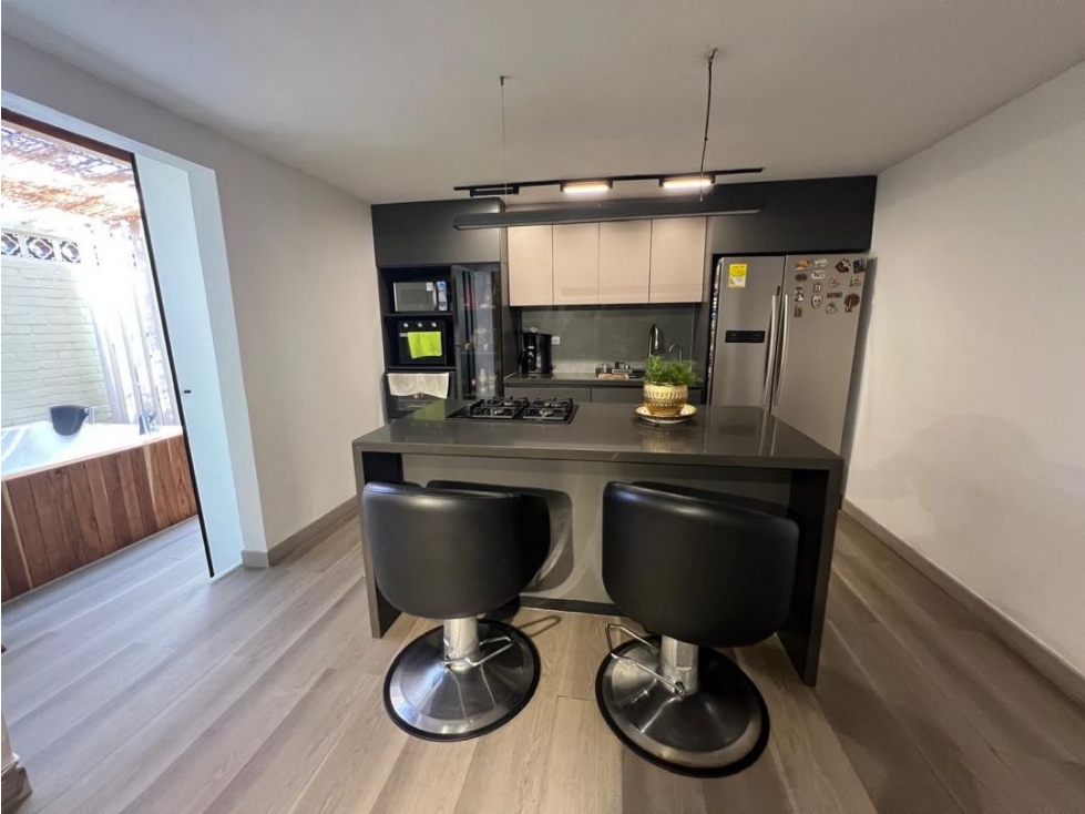 HERMOSA CASA EN ENVIGADO PARTE PLANA CERCA A VIVA ENVIGADO Y EL METRO — foto 3