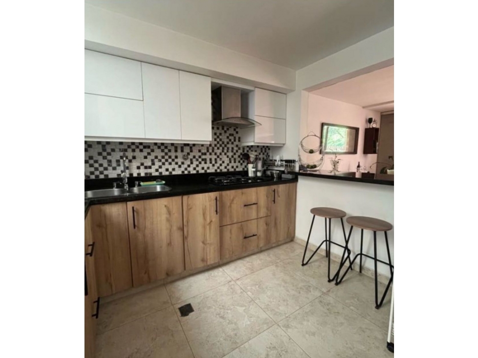 HERMOSA CASA EN ENVIGADO SECTOR LA ABADIA 2 NIVELES ZONA VERDE — foto 3