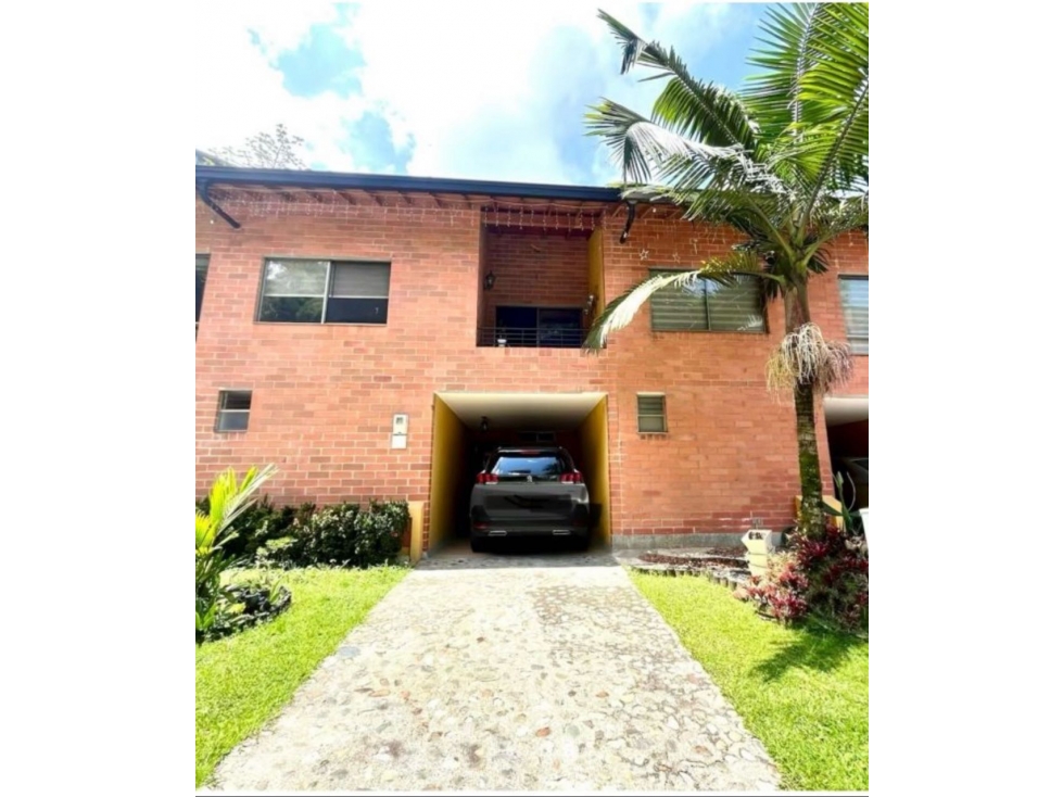 HERMOSA CASA EN ENVIGADO SECTOR LA ABADIA 2 NIVELES ZONA VERDE
