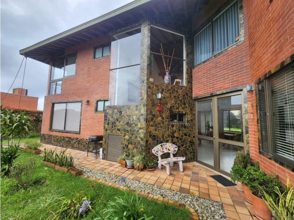 HERMOSA CASA EN ENVIGADO SECTOR LOMA DEL ESCOBERO CERCA AL ÉXITO