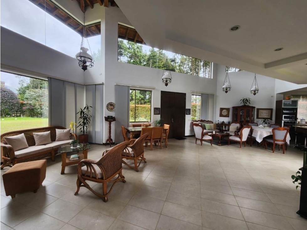 HERMOSA CASA EN ENVIGADO SECTOR LOMA DEL ESCOBERO CERCA AL ÉXITO — foto 2