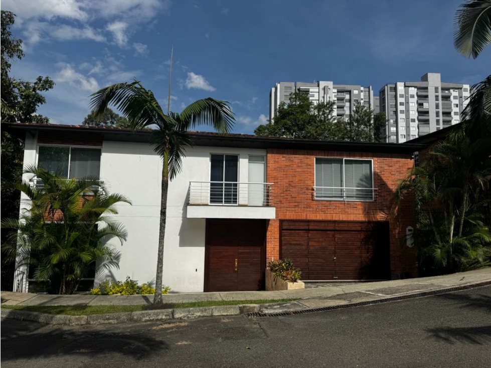 HERMOSA CASA EN EXCLUSIVO SECTOR DE BENEDICTINOS. 3 NIVELES.