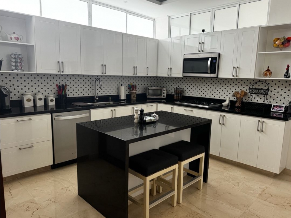 HERMOSA CASA EN EXCLUSIVO SECTOR DE BENEDICTINOS. 3 NIVELES. — foto 6