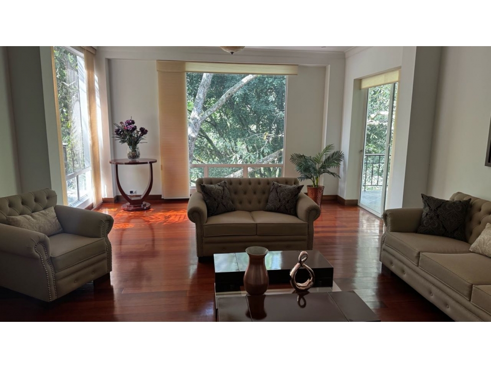 HERMOSA CASA EN EXCLUSIVO SECTOR DE BENEDICTINOS. 3 NIVELES. — foto 2