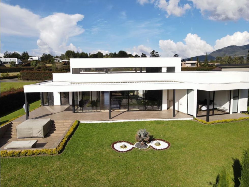 Hermosa casa en la Ceja unidad cerrada