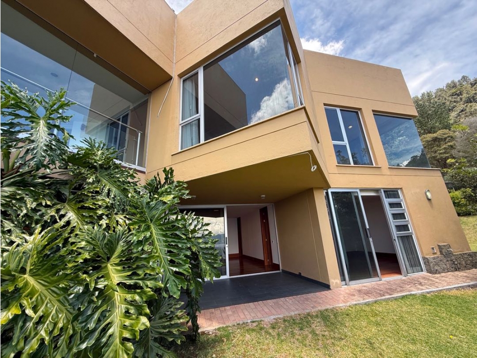 HERMOSA CASA EN LAS PALMAS CON INPONENTE VISTA HACIA MEDELLIN