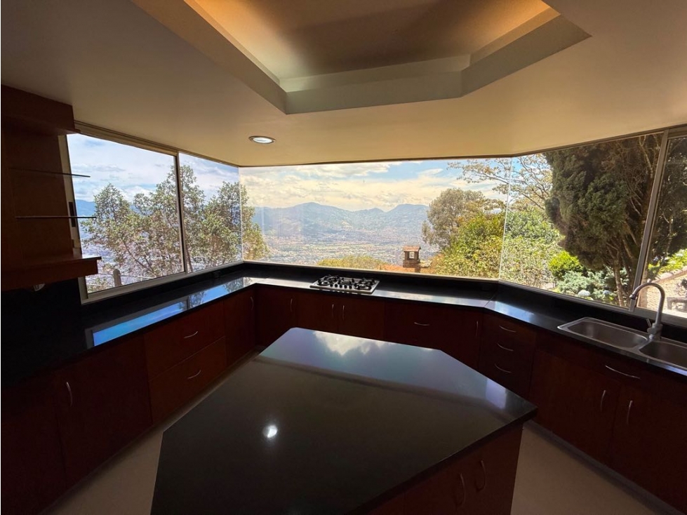 HERMOSA CASA EN LAS PALMAS CON INPONENTE VISTA HACIA MEDELLIN — foto 2