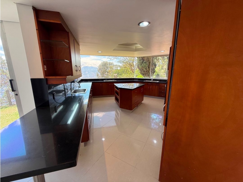 HERMOSA CASA EN LAS PALMAS CON INPONENTE VISTA HACIA MEDELLIN — foto 5