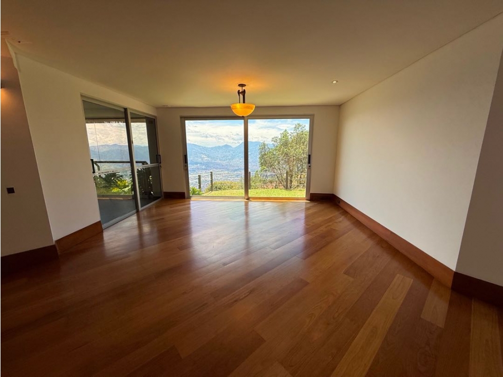 HERMOSA CASA EN LAS PALMAS CON INPONENTE VISTA HACIA MEDELLIN — foto 6