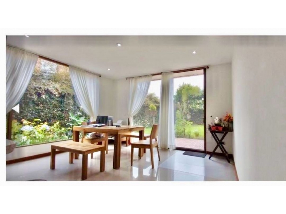 Hermosa casa en milla de oro, con habitación de servicio