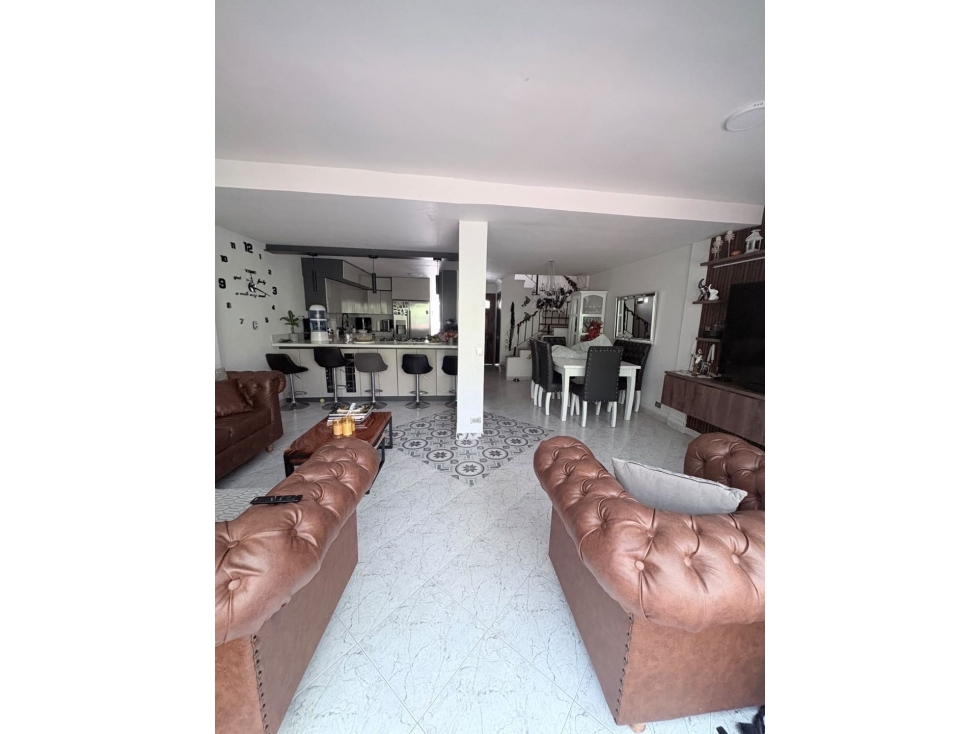 HERMOSA CASA EN RNVIGADO LOMA DEL ESCOBERO TODO CERCA UNIDAD COMPLETA - 3