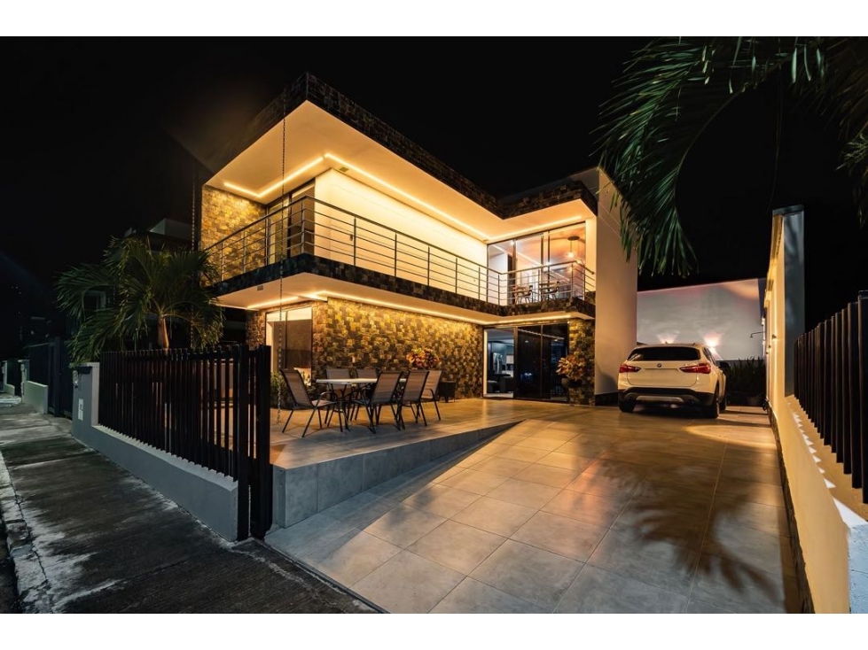 HERMOSA CASA SANTA FE DE ANTIOQUÍA AMOBLADA INCLUIDA UNA BMW X1 2017