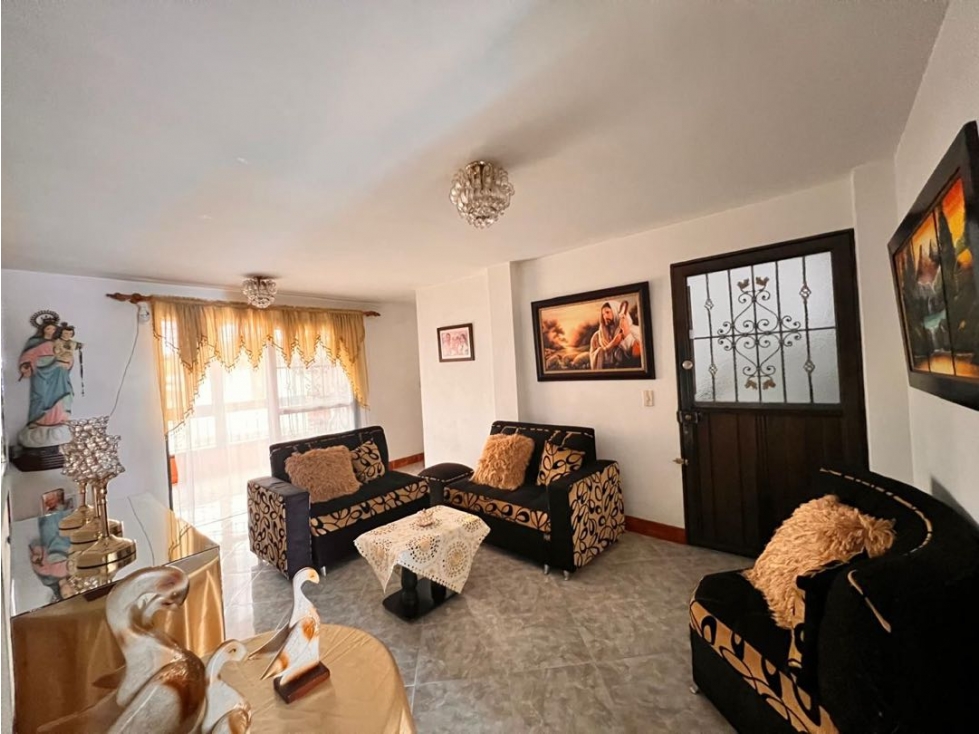 HERMOSA CASA EN SEGUNDO PISO EN VENTA CERCA AL PARQUE - CARMEN VIBORL