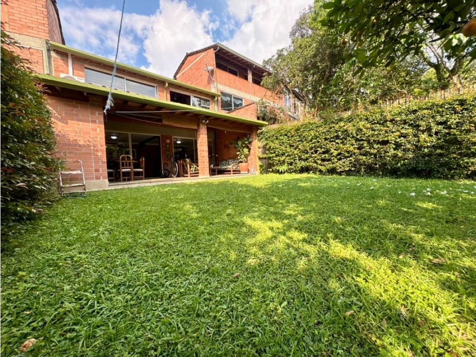 Hermosa casa en venta de 290m² en envigado sector la Sebastiana