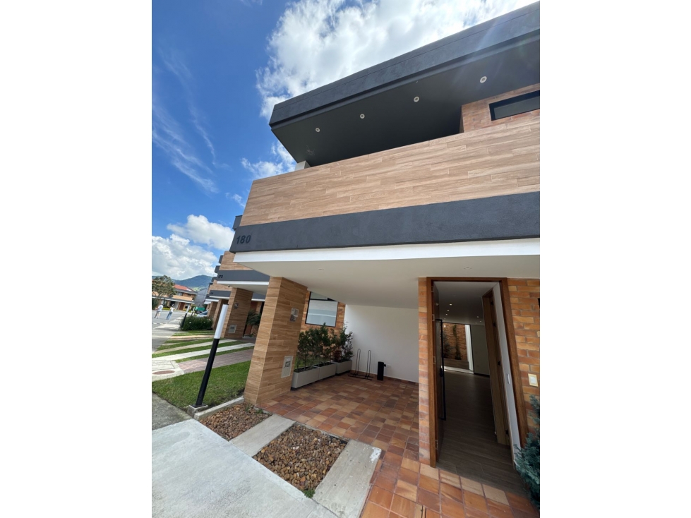 Hermosa casa en venta en La Ceja