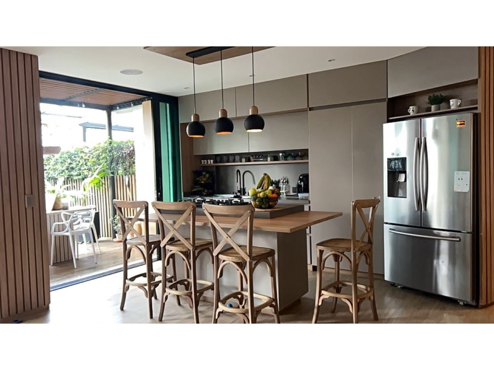 HERMOSA CASA ENVIGADO LOMA ATRAVEZADO JARDÍN INTERNO JACUZZI PRIVADO