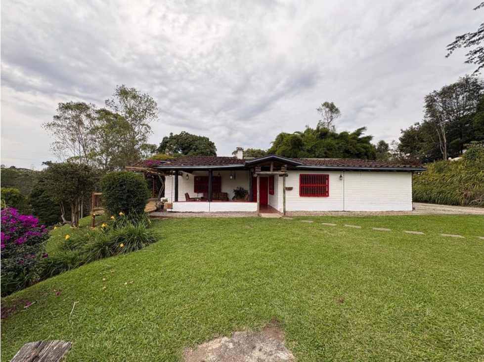 Hermosa casa finca en Rionegro a tres minutos de la autopista