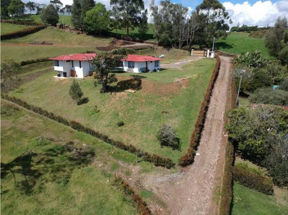 HERMOSA CASA FINCA EN VENTA CON EXCELENTE UBICACIÓN - EL CARMEN DE VÍB