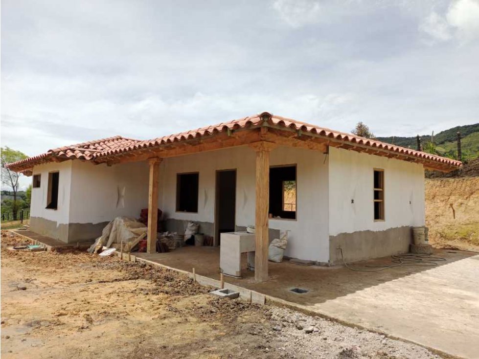 HERMOSA CASA FINCA EN VENTA EN EL CARMEN DE VÍBORAL- En Construcción.