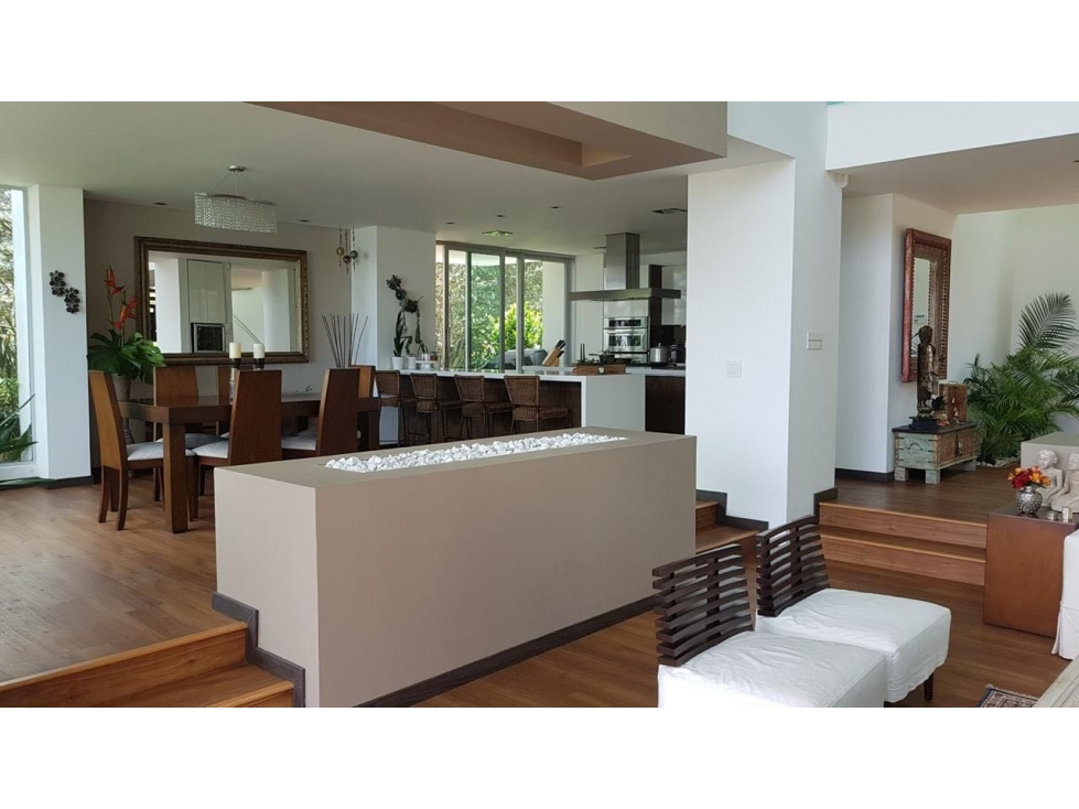HERMOSA CASA CAMPESTRE LAS PALMAS CON ESPECTACULAR VISTA A LA CIUDAD