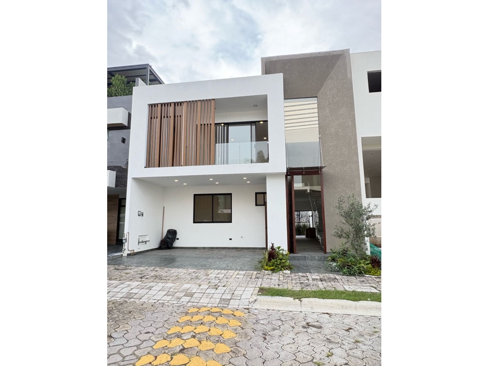 HERMOSA CASA NUEVA EN RENTA EN LOMAS DE ANGELÓPOLIS II