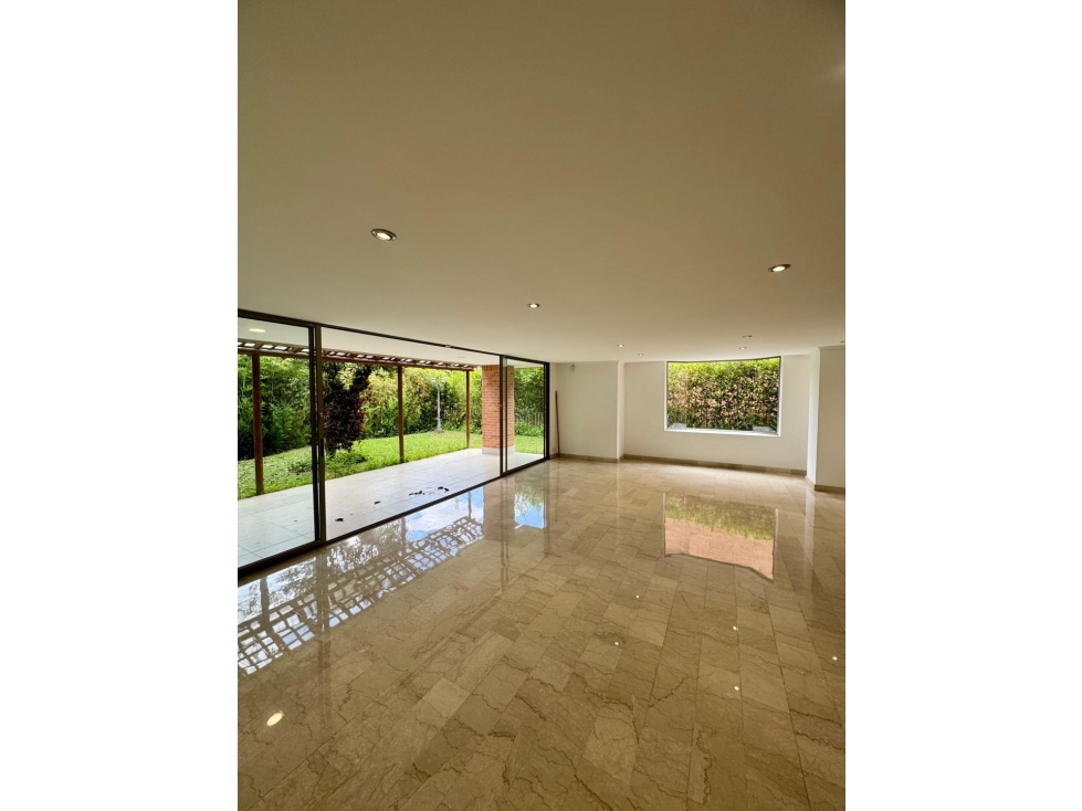 Hermosa casa para la venta en Envigado sector Loma de los benedictinos