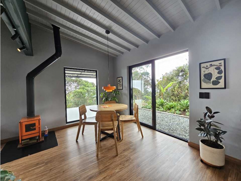 Hermosa casa remodelada en Santa Elena - 2